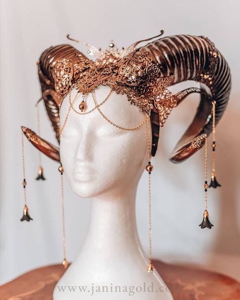 Horn Crown, Witch Aesthetic Outfit, Dragon Makeup, Antler Crown, Headpiece Art, Cosplay Horns, Pin Up Vintage, Fair Outfits, Gold Mask