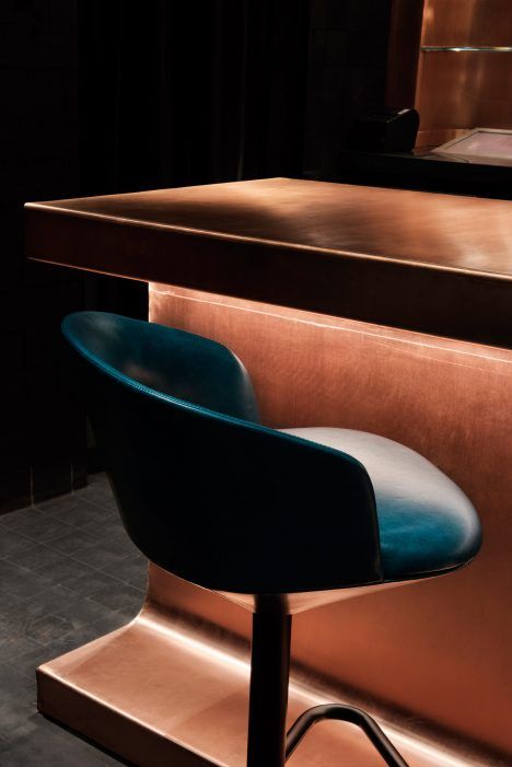 British designer Tom Dixon has completed his first hospitality project in America: a speakeasy in Atlanta, Georgia, featuring a copper bar and pendants that resemble molten metal (+ slideshow). Cocktail Bar Design, Atlanta Bars, Bar Counter Design, Bar Interior Design, Copper Bar, Cocktails Bar, Lounge Bar, Counter Design, Bar Interior