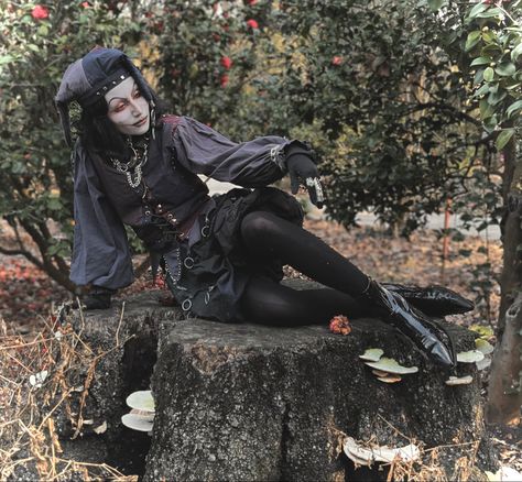 Ren Fair Jester, Jester Outfit Medieval, Court Jester Aesthetic Outfit, Ren Faire Clown, Medieval Jester Costume, Jester Ren Faire, Jester Aesthetic Outfit, Jester Outfit Aesthetic, Jester Outfit Ideas