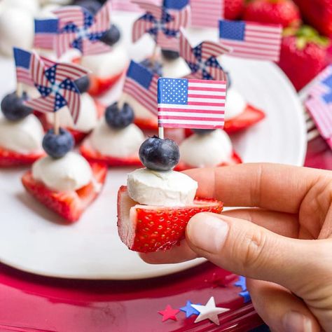 Fourth of July Recipes - Etsy Blue Appetizers, July 4th Appetizers, 4th July Food, Foodgawker Recipes, Fitness Books, Fruit Skewers, 4th Of July Desserts, Fourth Of July Food, Snacks Für Party