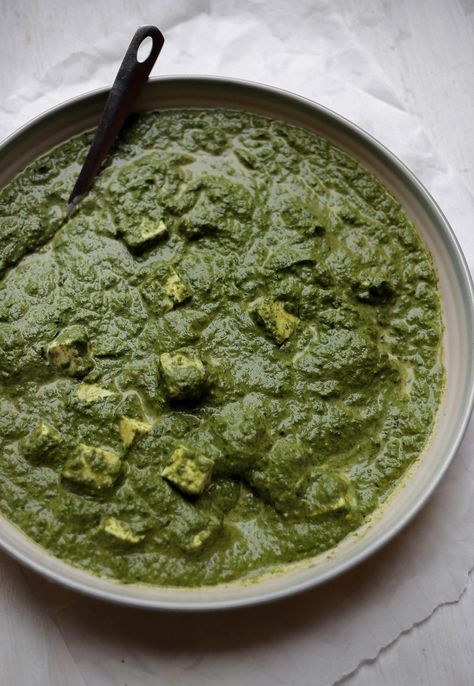 If you have a craving for this classic Indian dish, read on to learn how to make the delicuous saag paneer recipe at home. Clean Eating Indian, Saag Paneer Recipe, Subzi Recipe, Saag Recipe, Saag Paneer, Paneer Recipe, Widows Peak, Vegetables Recipes, Paneer Recipes