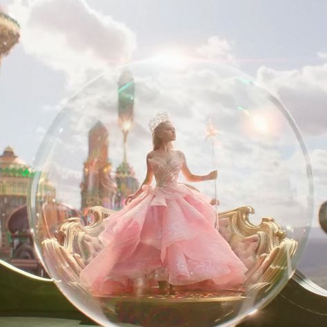 Ariana Grande as Glinda in Wicked (2024). Wicked Movie Glinda, Glinda Bubble Dress, Ariana Grande Glinda Wicked Aesthetic, Glinda The Good Witch Aesthetic, Glinda Core, Ariana Glinda, Wicked Ariana Grande, Glinda Aesthetic, Kelly Aesthetic