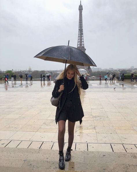 Rainy Outfit Ideas, Rainy Outfit, Rainy Paris, Inappropriate Clothing, Fall Moodboard, Rain Outfit, Rainy Day Fashion, Petite Leggings, Houston Fashion