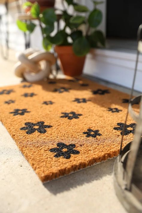 Daisy Doormat Retro Flower Pattern Spring Summer Welcome Mat Front Porch Outdoor Home Decor 90s Blooms Vibes Boho Housewarming Gift - Etsy Boho Door Mat, Welcome Mat Front Door Diy, Front Porch Ideas Apartment, Welcome Mat Front Door Aesthetic, Summer Doormat Ideas, Door Matts Ideas Diy, Cute Doormat Ideas, Diy Doormat Paint, Apartment Front Door Decor Entrance