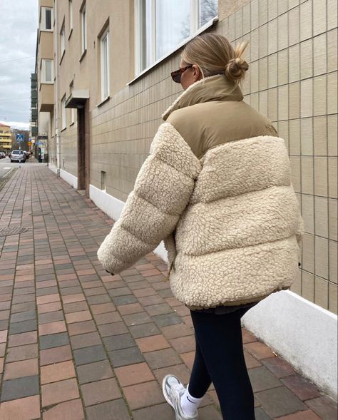 The North Face Sherpa, Sherpa Jacket Outfit, New York Outfit, North Face Outfits, Mountain Outfit, North Face Nuptse, North Face Puffer Jacket, Winter Fashion Outfits Casual, Vanilla Girl