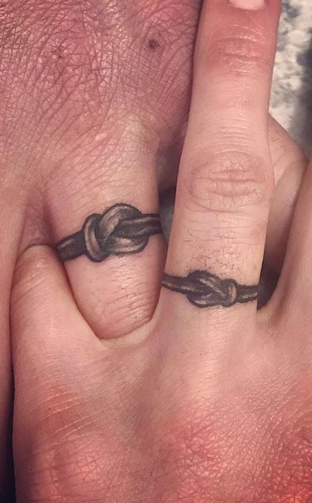 100 Unique Wedding Ring Tattoos You’ll Need to See - Tattoo Me Now Knot Ring Tattoo, Tattoo Designs Matching, Matching Finger Tattoos, Tatoo Ring, Marriage Tattoos, Finger Tattoos For Couples, Ring Tattoo Designs, Wedding Band Tattoo, Couples Tattoo