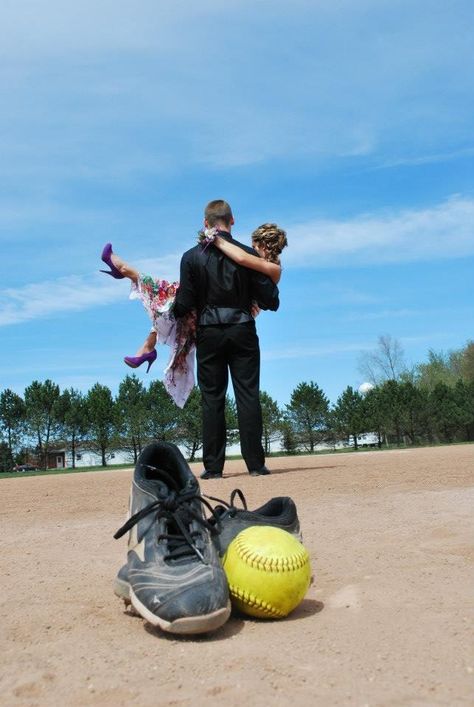 Presh! This would be so cute with a baseball instead of a softball though Softball Wedding, Baseball Couples, Prom Pictures Group, Hoco Pictures, Softball Photos, Softball Senior Pictures, Hoco Pics, Prom Pictures Couples, Prom Goals