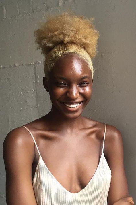 Dyed Afro Hair, Blonde Hair On Dark Skin, Dyed Afro, Natural Hair Blonde, Dark Skin Black Women, Weave Ponytail Hairstyles, Different Hair Colors, Dyed Natural Hair, Afro Hair