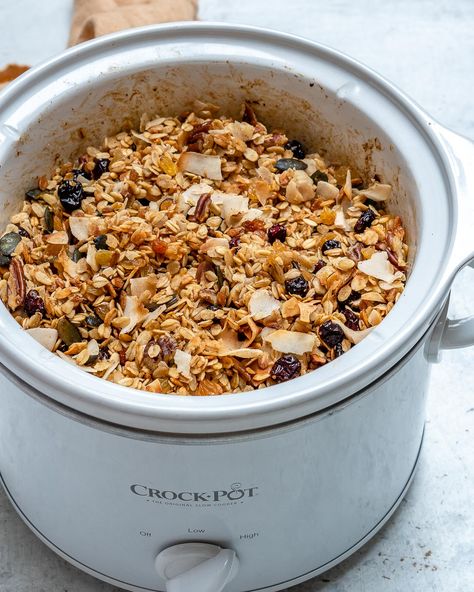 Slow Cooker Granola Recipe, Baked Breakfasts, Crockpot Granola, Clean Food Crush Recipes, Homemade Granola Recipe, Clean Sweets, Vegan Burrito, Granola Recipe Homemade, Clean Eating Breakfast