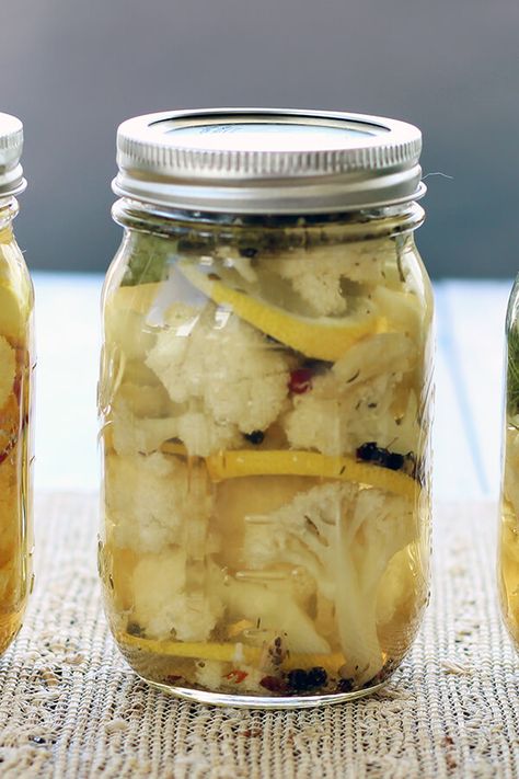 Cauliflower Pickles, Canned Meals, Mediterranean Cauliflower, Cultured Vegetables, Fermented Vegetables Recipes, Fermenting Foods, Making Sauerkraut, Pickled Cauliflower, Cultured Food