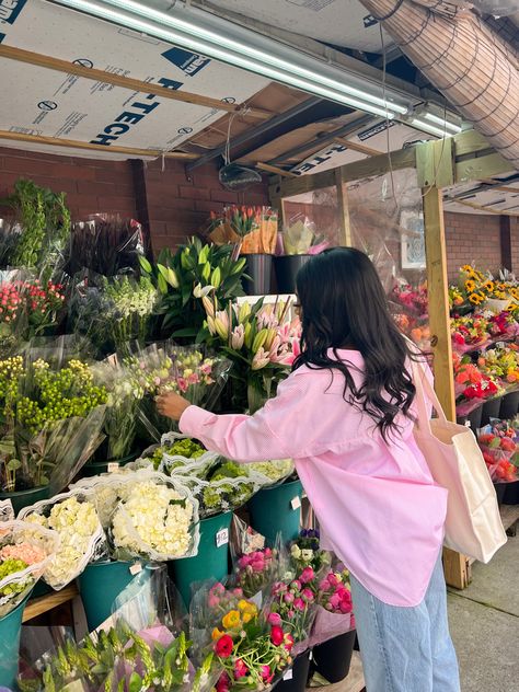 Girl picking flowers in a pink and white striped button down and blue jeans from Zara in NYC Nyc Summer Photo Ideas, City Spring Aesthetic, Nyc Aesthetic Spring, Spring In The City Aesthetic, Spring City Aesthetic, Nyc Spring Aesthetic, Summer In The City Aesthetic, City Living Aesthetic, New York Summer Aesthetic