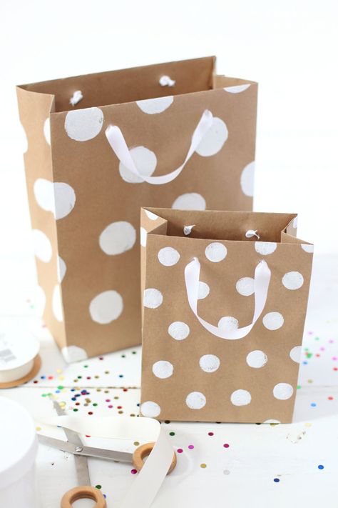 Need a gift bag in a pinch? Here's a great tutorial for making professional looking gift bags from paper.Nx Homemade Gift Bags, Origami Box Tutorial, Diy Wrapping Paper, Brown Paper Bags, Gift Bags Diy, Diy Wrap, Creative Gift Wrapping, Diy Gift Wrapping, Paper Gift Bags