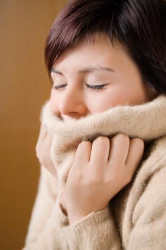 ‘Why Am I Always Cold’? 11 Reasons Cold Sweater, Learn Yoga Poses, Bad Headache, Human Body Temperature, Drinking Enough Water, Brain Surgeon, Always Cold, Time Time, Beauty Remedies