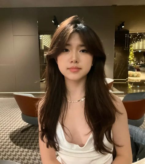 Aesthetic Mid Length Hairstyles, Soft Layers Asian Hair, Pretty Asian Hair, Face Framing Bangs Asian, Asian Layered Hair Medium Round Faces, Korean Style Haircut For Women, Asian Hair Round Face, Curtain Bangs Long Hair Asian, Brown Hair Asian Girl