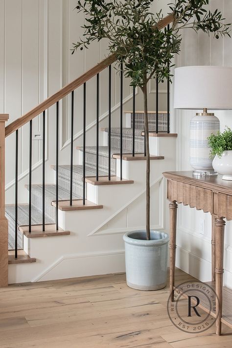 Staircase Foyer Decor, Modern Country Staircase, Stairway Entryway Ideas, Straight Staircase Ideas, Wood Staircase Ideas, Entry With Stairs, Front Entry Stairs, Straight Staircase, Cottage Stairs