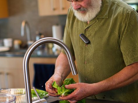 In this video, Andrew Weil, M.D., presents his five basic pillars and powerful pieces of health advice for creating and maintaining a healthy life. Andrew Weil Recipes, Dr Weil, Nutrition Activities, Andrew Weil, Nutrition Health, Health Advice, Healthy Mind, Good Health, Injury Prevention