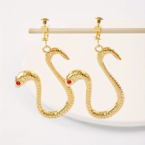 📍SNAKE EARDROP WOMEN EAR CLIP HOOK 😍💗💫 👉🏻To order through 📌the websit:https://www.jewelglamour.com/collections/earrings/products/anime-boa-hancock-earrings-cosplay-snake-eardrop-women-ear-clip-hook-jewelry-accessories-prop 📌 For more info WhatsApp: +44 7460 779657 📌Facebook: https://www.facebook.com/profile.php?id=61556939033801 📌 Instagram : https://www.instagram.com/official.jewelglamour/ #jewelry #jewellery #jewelrylover #jewellerylover Info Whatsapp, Packing Jewelry, Holiday Party Gift, Alloy Earrings, Snake Earrings, Anime Costumes, Cute Cosplay, Ear Hook, Party Accessories