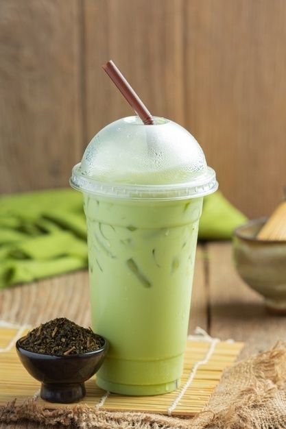 Green tea, iced milk and matcha powder o... | Free Photo #Freepik #freephoto #coffee #japan #chinese #tea Homemade Whipped Cream Easy, Green Tea Iced, Easy Homemade Whipped Cream, Green Tea With Milk, Iced Milk, Thai Milk Tea, Iced Drinks Recipes, Iced Green Tea, Green Tea Cups