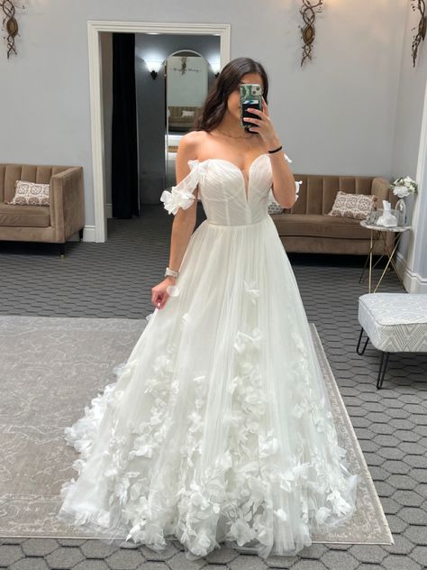 Wedding Frocks The Bride, Wedding Dress For Big Bust, Top Bridesmaid Dresses, Dresses For Big Bust, Rapunzel Wedding, Wedding Frocks, Wedding Dress Gown, Big Wedding Dresses, Deb Dresses