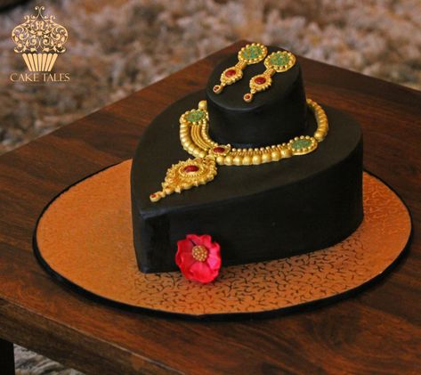 Indian Jewellery cake - cake by Meenal Rai Shejwar - CakesDecor Jewellery Cake, Mehndi Cake, New Cake Design, Indian Cake, Wedding Anniversary Cakes, Decorative Cakes, Fancy Cupcakes, Indian Wedding Cakes, Traditional Jewellery