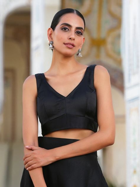 Black Saree Blouse, Sabyasachi Designer, Modest Maxi Dress, Choli Blouse, Black Blouse Women, Indian Saree Blouse, Padded Blouse, Black Saree, Party Wear Saree