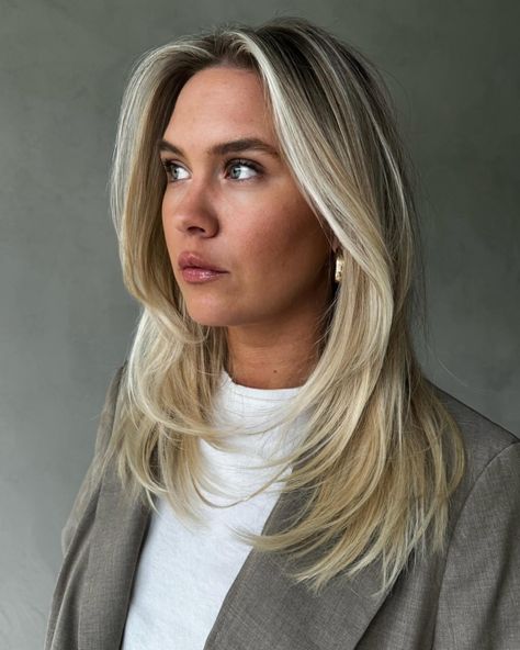 The effortless aesthetic > Creating inspo through effortless colors using lowlights, tease lights, root melts and glosses ✨ @redken #effortlesshair #haireducation #dimensionalblonde #faceframing Platinum Lowlights, Blonde Hair With Root Melt, Blond Hair With Highlights, Root Melt Blonde, Blonde Foils, Root Melt, Effortless Aesthetic, Hair With Highlights, Blonde With Dark Roots