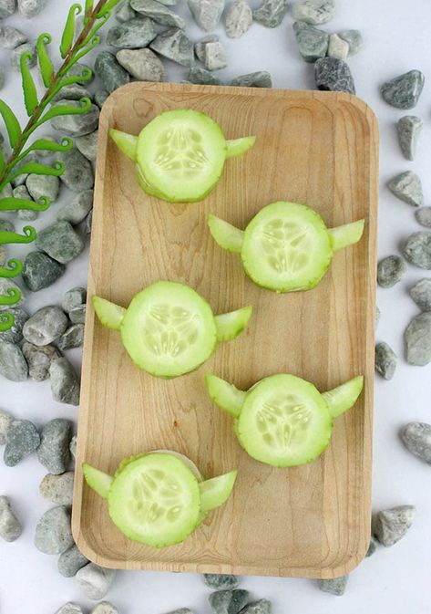 Star Wars turkey and guacamole Yoda Cucumber Bites Star Wars Essen, Star Wars Snacks, Star Wars Party Food, Yoda Party, Guacamole Ingredients, Star Wars Baby Shower, Star Wars Food, Cucumber Bites, Deli Turkey