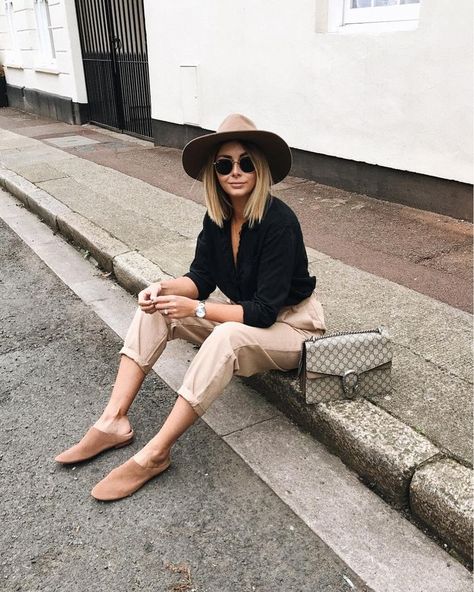 nude beige fedora hat look, beige camel chino pants and a black button down shirt paired with a fedora hat for a cool look, Outfits Formal, Minimalist Moda, Look Zara, Minimalist Summer, Best Online Shopping Sites, Trendy Hat, Beige Pants, Elegante Casual, Instagram Outfits