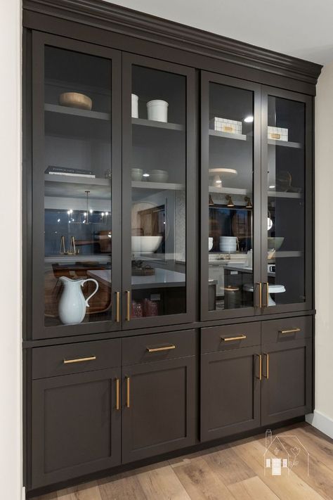 I love a good dispaly hutch in a kitchen or dining room. Adding a built-in unit adds extra architectural charm to a home and provides a space to display all of your beautiful kitchen items! Built In Cabinets In Dining Room, Bar Cabinets For Home, Dining Room Built In Cabinets, Built In Bar Cabinet, Dining Room Storage Cabinet, Dining Room Built In, Built In China Cabinet, Kitchen Display Cabinet, Crockery Cabinet