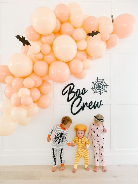 Halloween First Birthday, Halloween Shoot, Halloween Themed Birthday Party, Halloween 1st Birthdays, Halloween Balloons, Adornos Halloween, Halloween Tattoo, Boo Crew, Birthday Halloween Party