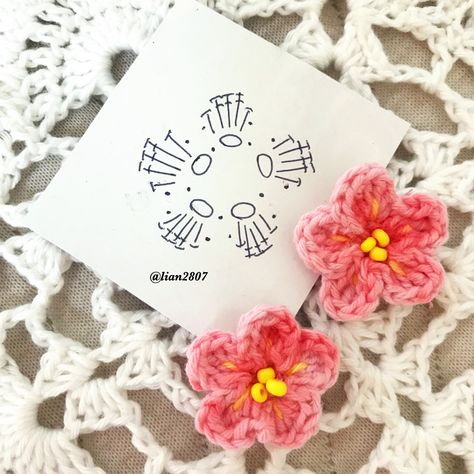 Sakura Granny Square, Sakura Crochet Pattern, Sakura Crochet, Crochet A Flower, Flowers For Beginners, Sakura Pattern, Easy Crochet Flower, Crochet Embellishments, Crochet Hair Clips