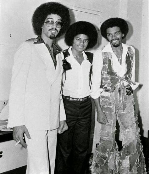 Michael Jackson with George and Louis Johnson of The Brothers Johnson Brothers Johnson, Funk Bands, Old School Music, Soul Singers, Black Entertainment, R&b Music, Vintage Black Glamour, Black Hollywood, Jackson Family