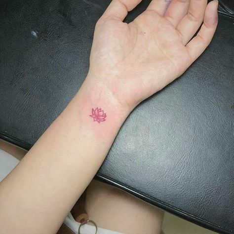 Nana Tatoos, Red Flower Tattoo, Red Lotus Tattoo, Small Lotus Tattoo, Delicate Tattoos For Women, Pink Tattoo, Pretty Tattoos For Women, Dope Tattoos For Women, Tattoo Style Drawings