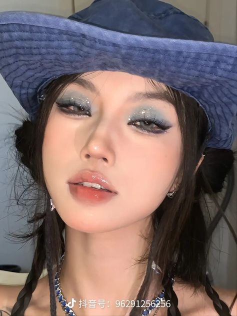 Blue Douyin Makeup, Concert Makeup Looks, Tone Makeup, Sparkle Makeup, Concert Makeup, Douyin Makeup, Barbie Makeup, Ulzzang Makeup, Music On Spotify