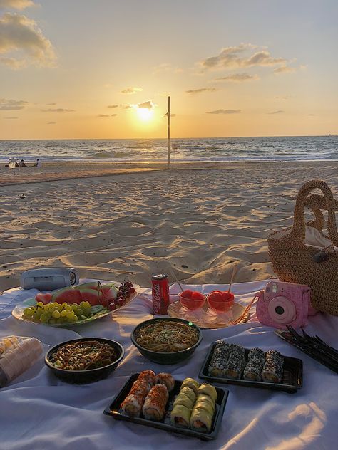 Double picnic at the beach at sunset ☺️🌤 Picnic On The Beach, Picnic Inspiration, Cute Date Ideas, Shotting Photo, Picnic Date, Summer Plans, A Picnic, Summer Bucket Lists, Summer Bucket