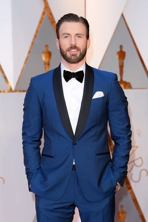 Whoever said, "hey Chris wear a blue suit" is a god. Look at his eyes Reception Suits, Chris Evans Beard, Chris Evans Shirtless, Chris Evans Funny, Blue Tuxedo, Blue Suit Men, Oscars Red Carpet, Christopher Robert Evans, Robert Evans