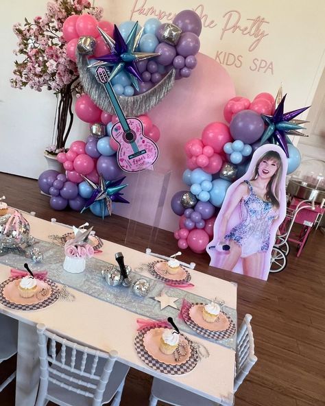 Host the perfect Taylor Swift birthday party with 80+ fun ideas for decor, games, and treats that every Swiftie will love! Taylor Swift Bday Ideas, Taylor Swift Bday, Old Taylor Swift, Taylor Swift Eras Party, Taylor Swift Party Ideas, Taylor Swift Birthday Party, Eras Party, Taylor Swift T Shirt, Taylor Swift Birthday Party Ideas