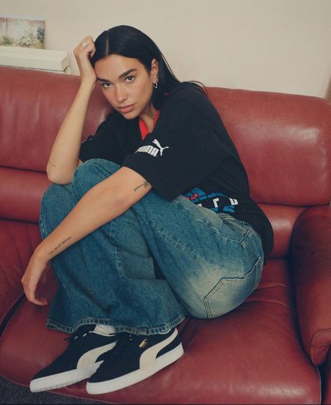 Puma Suede Outfit Woman Street Style, Puma Suede Outfit Woman, Dua Lipa Looks, Puma Suede Outfit, Dua Lipa Concert, Outfits Con Jeans, Distressed Leather Jacket, Unique Looks, 1980s Fashion