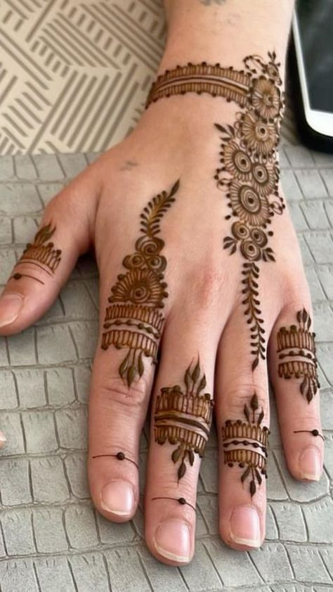 Latest Simple Mehndi Designs Unique, Mehedi Degins, Latest Mehndi Design, Short Mehndi Design, Simple Mehendi Designs, Circle Mehndi, Unique Mehndi, Easy Henna, Eid Mehndi Designs