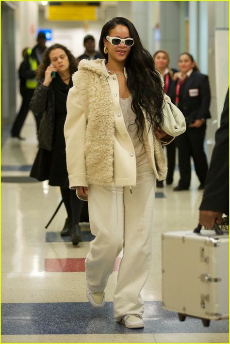 Rihanna Airport Style, Rihanna Airport, Rihanna Pictures, Looks Rihanna, Afro Punk Fashion, Book Launch Party, Rihanna Outfits, Rihanna Looks, Rihanna Photos