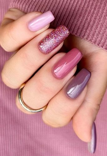 Pink Glitter Fall Nails, Acrylic Nail Designs For Fall Pink, Ail Color Ideas, Purple And Pink Gel Nails Ideas, Fall Colors 2024 Nails, Berry Nails With Glitter, Fuschia Nails Design Nailart, Fall Pink Nails 2023, Fall Pink Dip Nails