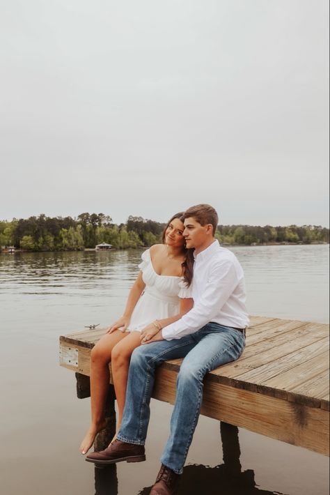 Shooting Photo Couple, Lake Photoshoot, Lake Dock, Lake Oconee, Couple Engagement Pictures, Christian Couples, Lake Front, Lake Photos, Lake Boat