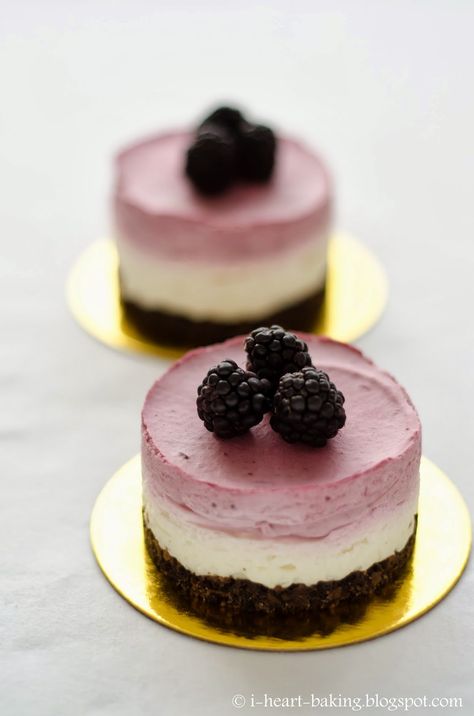 i heart baking!: individual mini blackberry mousse cakes Cheesecake Blackberry, Foods Images, Blackberry Mousse, Mini Mousse, Heart Baking, Triple Chocolate Mousse Cake, Mousse Cake Recipe, Mousse Cakes, Crunchy Chocolate