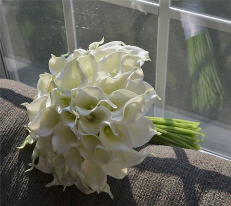 Flowers Wilting, Diamond Wedding Theme, Calla Lillies Bouquet, Calla Flower, Lily Bridal Bouquet, Lavender Crafts, Wedding Flower Guide, Gorgeous Wedding Bouquet, Calla Lily Wedding