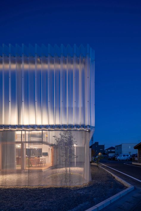 Polycarbonate conceals bedrooms of House in Yanakacho by KACH Glass Architecture Facade, Courtyard Plants, Garden Line, Traditional Japanese House, Glazed Walls, Polycarbonate Panels, Glass Facades, Outdoor Curtains, Facade Architecture