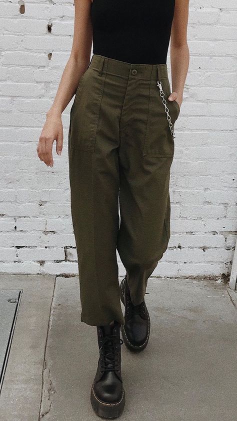 I like the combat boots w/the cropped, khaki pants! Mode Edgy, Casual Girl, Boots Outfit, Grunge Outfits, Every Girl, Pants Outfit, Look Cool, High Waisted Pants, Teen Fashion