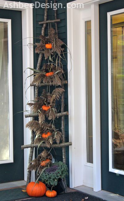 Outside Fall Decorations Front Yards, Outside Fall Decorations, Outdoor Christmas Planters, Wall Trellis, Branches Diy, Outside Christmas Decorations, Diy Ladder, A Ladder, Fall Mini