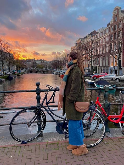 Amsterdam April Outfit, Amsterdam Autumn Outfit, Amsterdam November Outfit, Amsterdam In March Outfits, Amsterdam February Outfit, Amsterdam Fashion Winter, Amsterdam Fashion Fall, Amsterdam November, Green Uggs Outfit