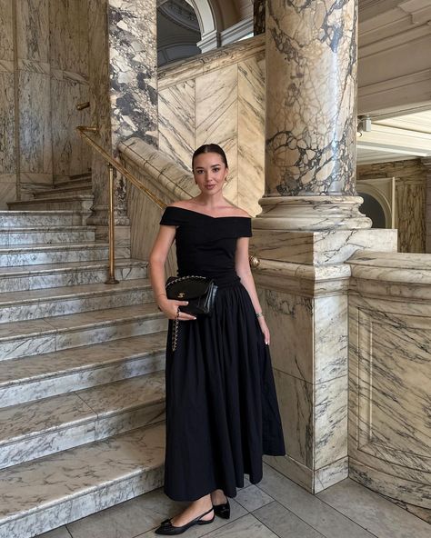 Fleur Raffan (@fleurraffan) • Instagram photos and videos Black Full Skirt, Figure Dress, Blazer And T Shirt, Neutral Outfit, Looks Chic, Going Out Outfits, Feminine Outfit, Classic Outfits, Dress Trousers