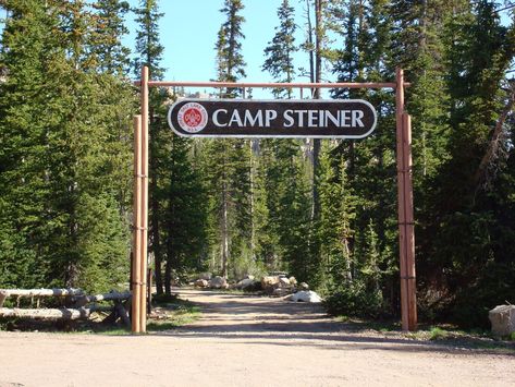 Camp Steiner: beautiful entrance signage. Classic and modern. Camp Entrance, Camp Signage, Farm Entrance, Entrance Signage, Camping Signs, Signage System, Beautiful Farm, Entrance Sign, Camping Glamping